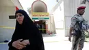 Seorang wanita Irak berdiri di depan bangsal bersalin setelah insiden kebakaran di Rumah Sakit Yarmouk, Baghdad, Rabu (10/8). Kebakaran tersebut menyebabkan 11 bayi prematur yang berada di inkubator tewas. (REUTERS/Thaier Al - Sudani)