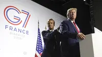 Presiden Prancis Emmanuel Macron (kiri) bersama dengan Presiden AS Donald Trump (kanan) di konferensi pers penutupan KTT G7 di Biarritz, Prancis (AP Photo)