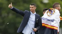 Striker Real Madrid, Cristiano Ronaldo, saat merayakan kemenangan Liga Champions di Monumen Cibeles, Madrid, Minggu (27/5/2018). Real Madrid menggelar pawai kemenangan bersama fans usai menjuarai Liga Champions 2018. (AP/Francisco Seco)