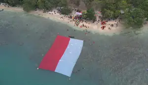 Bendera Merah Putih Raksasa Membentang di Selat Sunda