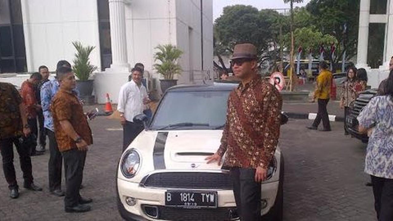 Dua menteri mantan pengamat dicopot