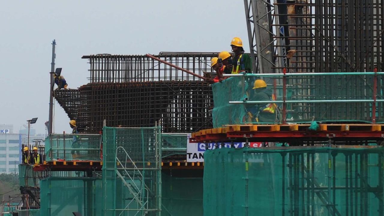 Pekerja menyelesaikan proyek Light Rail Transit (LRT) Jakarta Fase 1B dengan rute Velodrome-Manggarai, Jakarta, Rabu (1/5/2024). Bertepatan dengan May Day atau Hari Buruh Sedunia, pekerja proyek LRT Jakarta tetap sibuk bekerja. Foto: Merdeka.com/Imam Buh