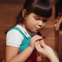 Sahabat Fimela, ayo intip tips mudah dan ampuh untuk menghadapi anak yang super clingy, dijamin anti frustrasi hanya di sini!