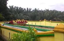 Dua makam berbeda simbol agama, Raja Indragiri dan Jenderal Portugis