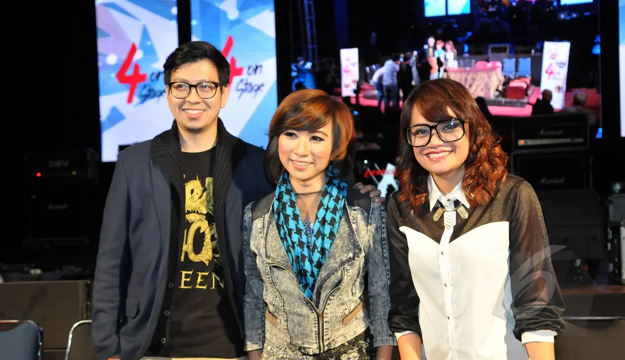 Bona sebagai gitaris (kanan), Diana sebagai vokal (tengah), dan bassis baru D'Cinnamons, Nana saat ditemui di Taman Ismail Marzuki, Cikini, Jakarta Pusat, Rabu (22/4/2015). (Liputan6.com/Panji Diksana)