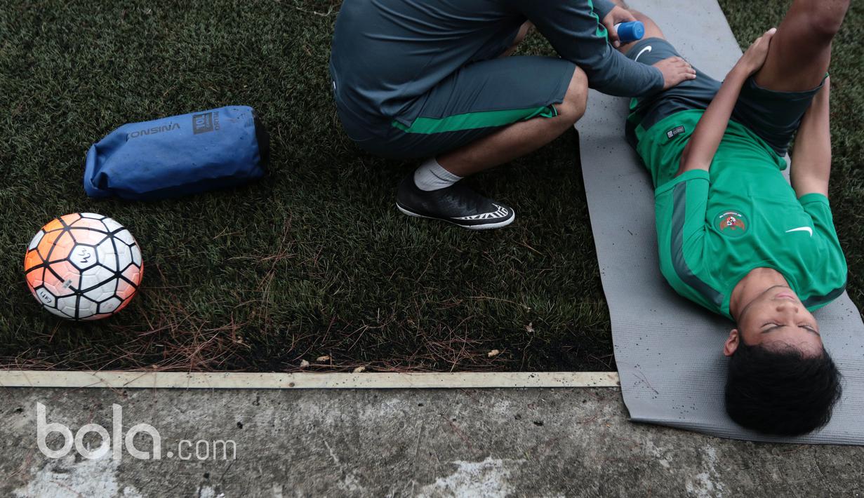 Seorang pemain Timnas Indonesia U19 mendapat perawatan khusus saat mengikuti tahap seleksi di NYTC-PSSI Sawangan, Depok, Jumat (3/3/2017). (Bola.com/Nicklas Hanoatubun)