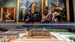 Replika Chateau de Versailles, yang halamannya menjadi tempat acara berkuda selama Olimpiade Musim Panas 2024, dipamerkan dalam sebuah pameran di museum istana pada Jumat, 2 Agustus 2024, di Versailles, Prancis. (AP Photo/David Goldman)