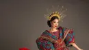 Diberi nama Poderosa (Powerful Lady), kostum nasional yang dibawakan Miss Supranational Filipina ini terinspirasi dari pakaian tradisional Zamboanguenas yang populer di tahun 90-an. (Instagram/dindipajares).