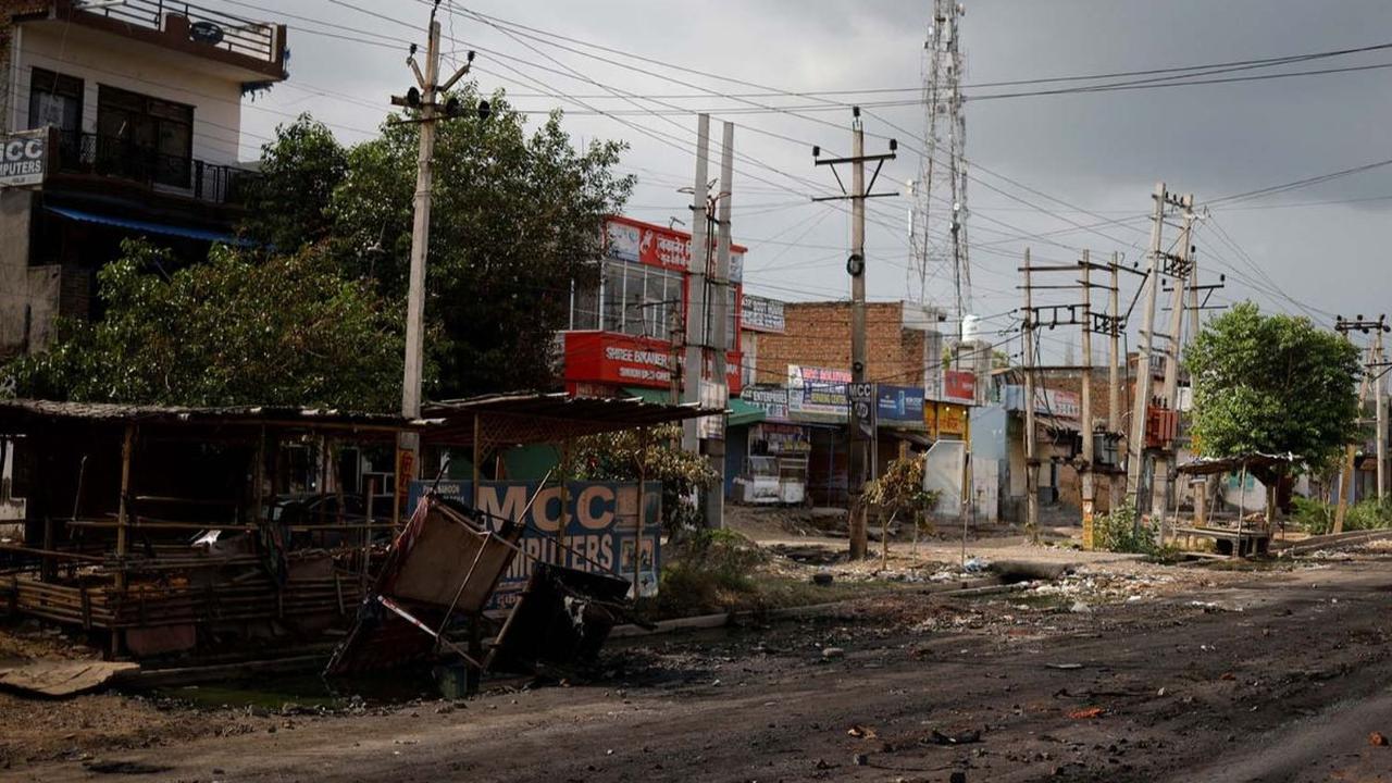 Bentrokan antara kelompok Hindu dan Muslim pecah di Kota Nuh, sekitar 50 km dari Ibu Kota New Delhi, India, pada Selasa (1/8/2023). Bentrok mematikan itu menewaskan sedikitnya lima orang, dua di antaranya anggota polisi.