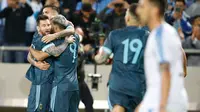 Para pemain timnas Argentina merayakan gol yang dicetak ke gawang timnas Uruguay dalam laga persahabatan di Stadion Bloomfield, Tel Aviv, Israel, Senin (18/11/2019). Skor berakhir 2-2, dengan penalti Lionel Messi menghindarkan timnas Argentina  dari kekalahan. (AP/Ariel Schalit)