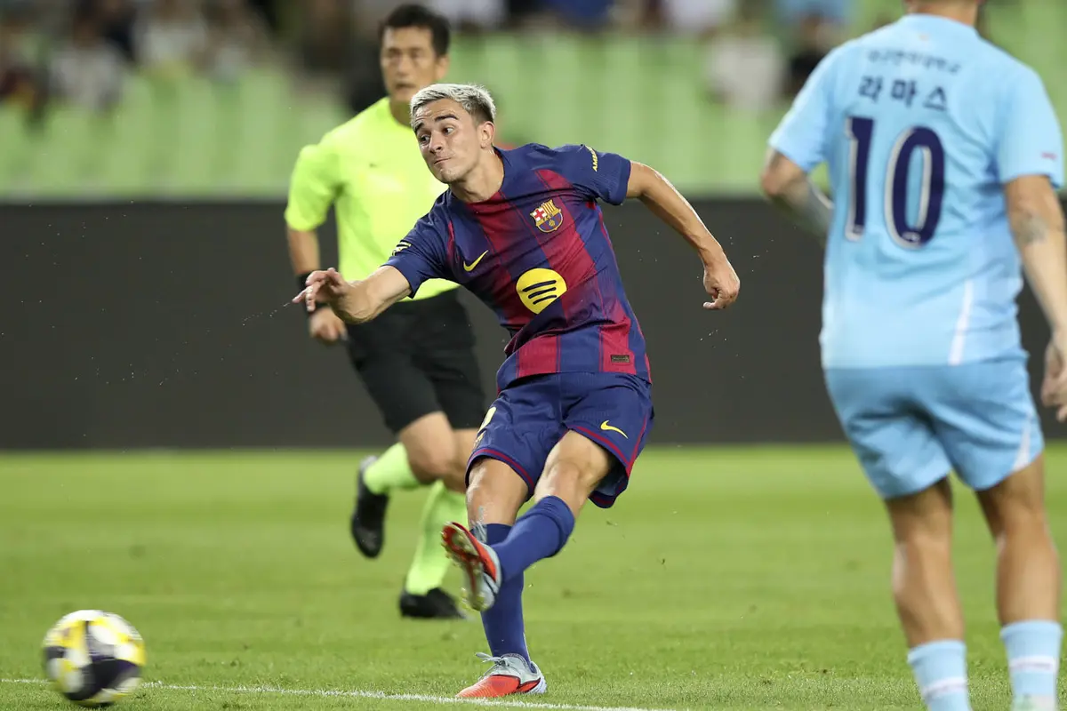 Gavi dari Barcelona mencetak gol dalam laga persahabatan antara Barcelona dan Daegu FC