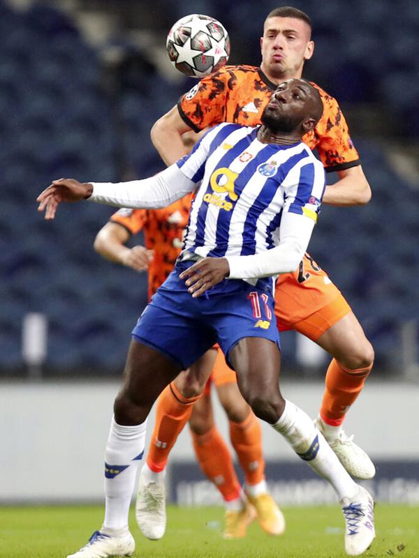 Pemain FC Porto Moussa Marega (depan) memperebutkan bola dengan pemain Juventus Merih Demiral pada leg pertama babak 16 besar Liga Champions di Stadion Dragao, Porto, Portugal, Rabu (17/2/2021). FC Porto menang 2-1. (AP Photo/Luis Vieira)