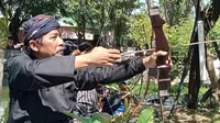 Para penjemparing di Kadilangu Demak, tengah membidik target wong-wongan, Sabtu (9/7/2022). (Foto: Liputan6.com/Kusfitria Marstyasih)