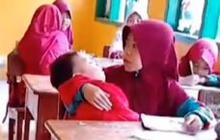 Nasib Pedih Gadis Cilik Rela Asuh & Gendong Adik ke Sekolah, Ibu Wafat Usai Berjuang dari Penyakit Kanker