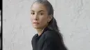 Dengan kecantikan alaminya, Nadya Hutagalung membuktikan mindfulness beauty, ia berhasil berdamai dengan tren yang silih berganti. [Foto: Instagram/ Nadya Hutagalung]