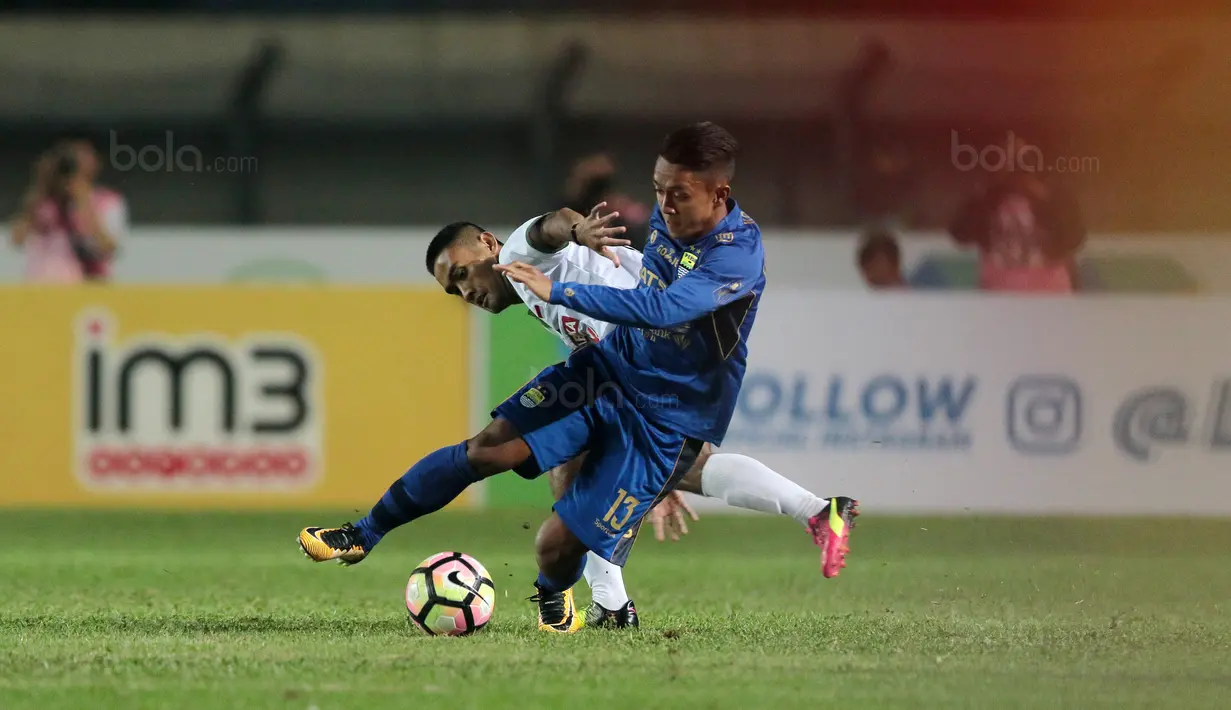 Duel pemain Persib Bandung, Febri Haryadi (kanan) dan pemain PS TNI pada lanjutan Liga 1 2017 di Stadion Si Jalak Harupat, Sabtu (05/8/2017). Persien menang 3-1. (Bola.com/Nicklas Hanoatubun)