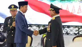 Presiden Joko Widodo (Jokowi) juga memberikan selamat kepada Menteri Pertahanan Prabowo Subianto atas penganugerahan pangkat istimewa Jenderal TNI Kehormatan. (Liputan6.com/Herman Zakharia)