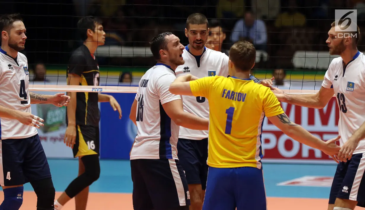 Pemain Timnas voli putra Kazakhstan bersorak saat memastikan kemenangan atas Indonesia pada Kejuaraan Voli Asia 2017 ke-16 di GOR Tri Dharma, Gresik, Selasa (25/7). Indonesia kalah 3-2 (25-23, 25-27, 21-25, 25-21, 13-15). (Liputan6.com/Helmi Fithriansyah)