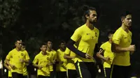 Pemain Timnas Malaysia, La'Vere Corbin-Ong, saat latihan jelang laga kualifikasi Piala Dunia di Lapangan ABC, Senayan, Jakarta, Selasa (3/9). Malaysia akan berhadapan dengan Indonesia. (Bola.com/M Iqbal Ichsan)