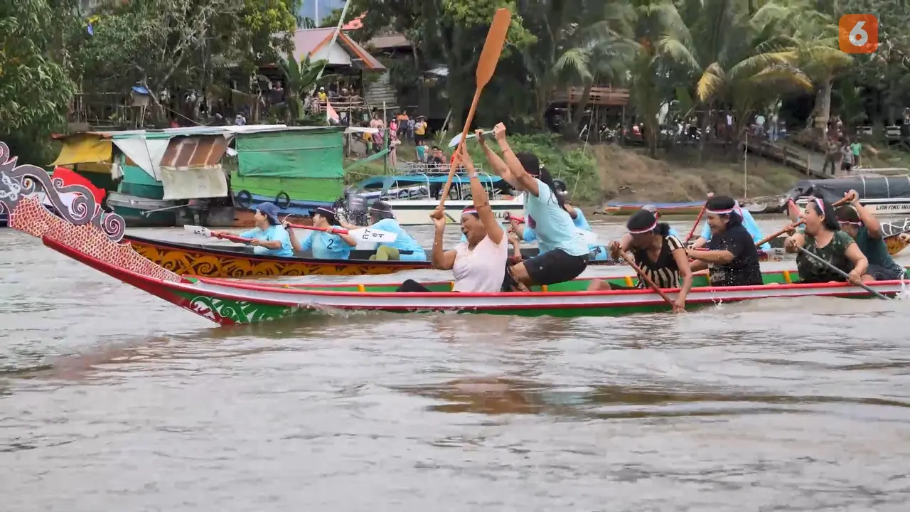 Lomba Perahu Ibu-ibu