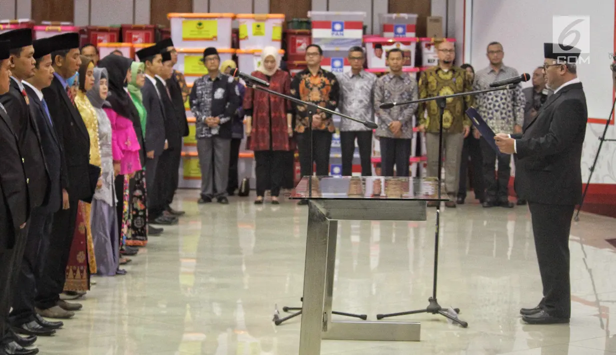 Suasana saat Ketua KPU Arief Budiman melantik anggota KPU Kabupaten/Kota periode 2018-2023 di Gedung KPU RI, Jakarta, Minggu (24/6). Ketua KPU meminta anggotanya untuk memprioritaskan kerja sama tim.  (Liputan6.com/Faizal Fanani)