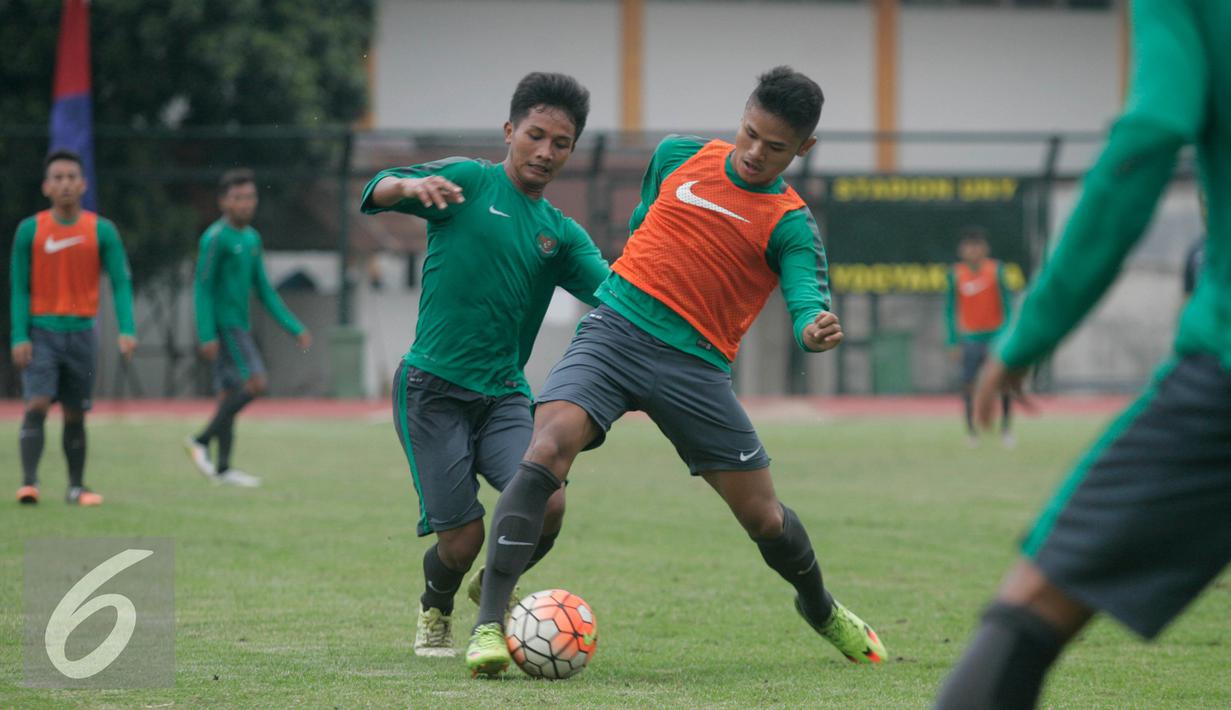 Timnas U-19 berlatih di Stadion UNY jelang AFF 2016 di Vietnam, Yogya, Rabu (31/8). Tiga raihan positif saat uji coba dengan hasil tak terkalahkan menjadi modal yang baik untuk Timnas U-19 menatap AFF 2016. (Liputan6.com/Boy Harjanto)