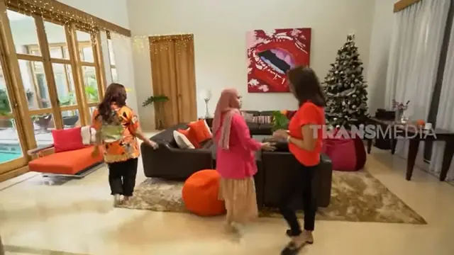 Potret ruang tamu di rumah Gladys Suwandhi (YouTube/TRANS7 OFFICIAL)