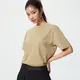 Mulai dari kaos, rok dan celana tailored hingga kombinasi dengan blazer, ada banyak cara membuat tampilan kantor tetap rapi tanpa harus selalu menggunakan kemeja. (Foto/Dok: UNIQLO)