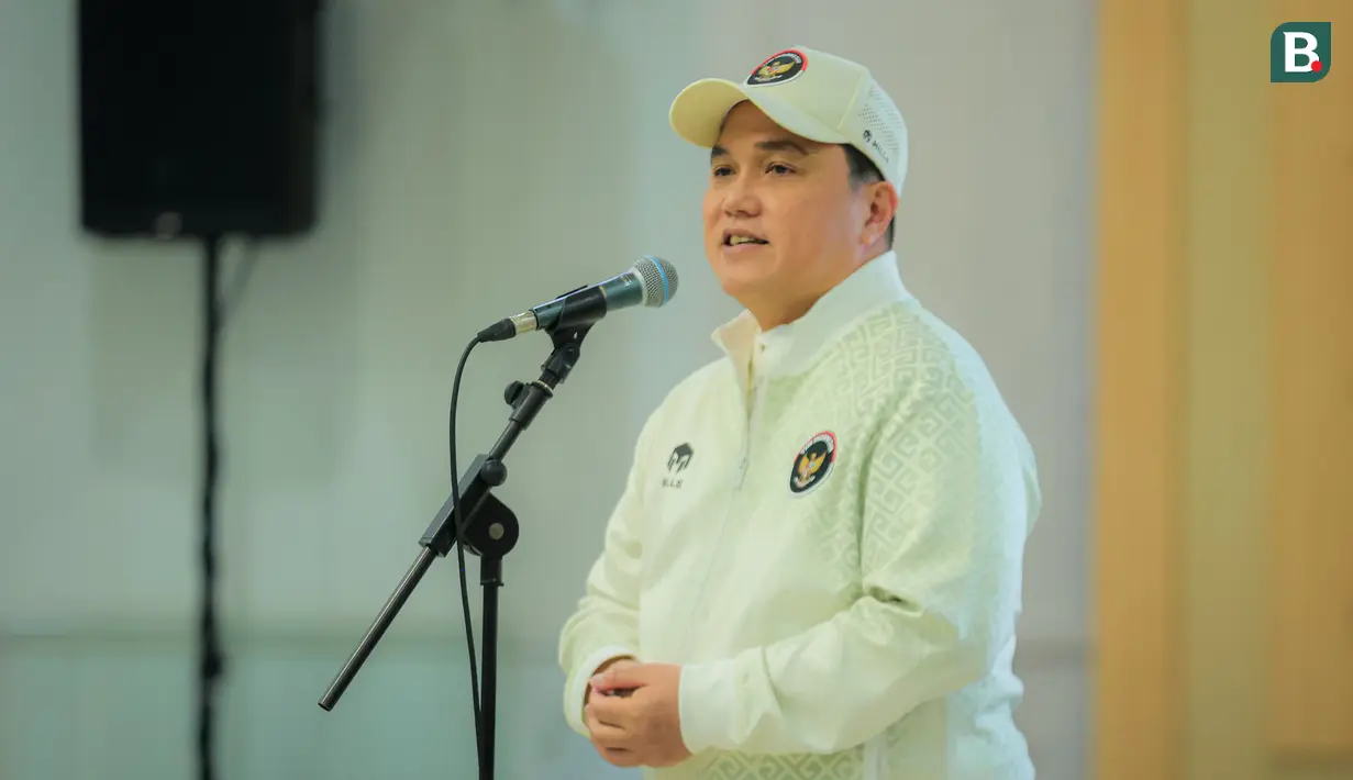 Menpora Erick Thoir memberikan sambutan dalam pengukuhan kontingen Indonesia untuk SEA Games 2025 di Auditorium Wisma Kemenpora, Senayan, Jakarta, Jumat (05/12/2025). (Bola.com/Bagaskara Lazuardi)