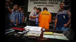 Wartawan mengabadikan barang bukti hasil pencurian yang dilakukan oleh tersangka EY (29) di Resmob Polda Metro Jaya, Jakarta, Selasa (27/1/2015). Pihak Kepolisian saat merilis kasus pencurian dengan pecah kaca mobil. (Liputan6.com/Faizal Fanani) 