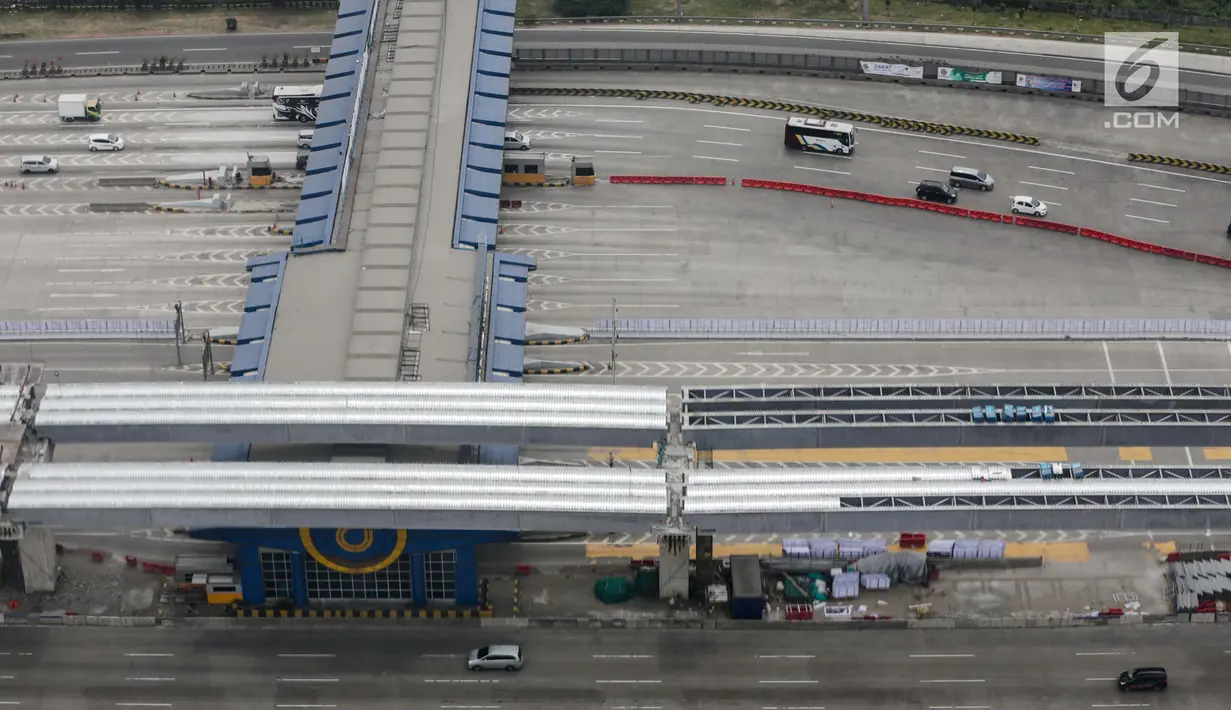 Pantauan udara bersama Whitesky Aviation kondisi lalu lintas terpantau lengang di Gerbang Tol Cikarang Utama, Jawa Barat, Senin (2/6/2019). Jumlah kendaraan yang terpantau pun dapat dikatakan sepi untuk momentum arus mudik Lebaran. (Liputan6.com/Faizal Fanani)