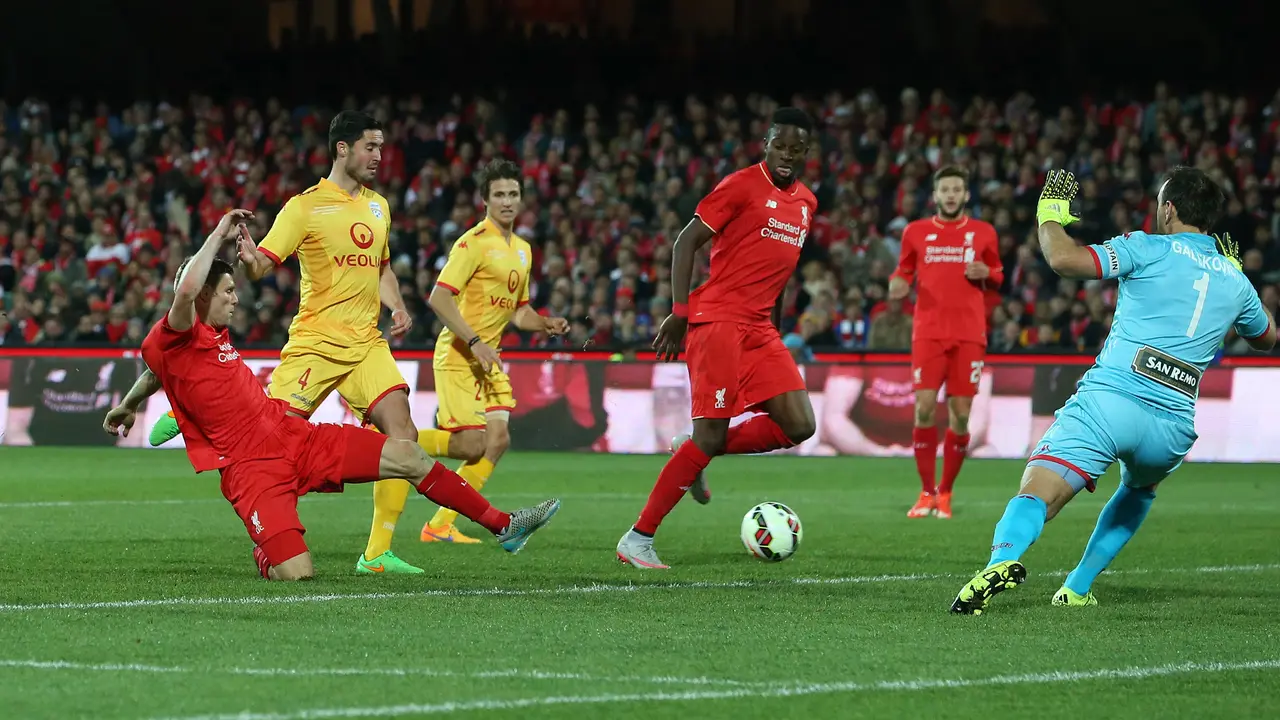Saat gelandang Liverpool cetak gol ke gawang Adelaide (Reuters)