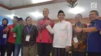 Calon Gubernur Jawa Tengah, Ganjar Pranowo berjabat tangan dengan wakilnya Cawagub Taj Yasin saat mendaftar di KPUD Jateng, Semarang, Selasa (9/1). Pendaftaran paslon ini dilakukan di hari kedua waktu pendaftaran. (Liputan6.com/Gholib)