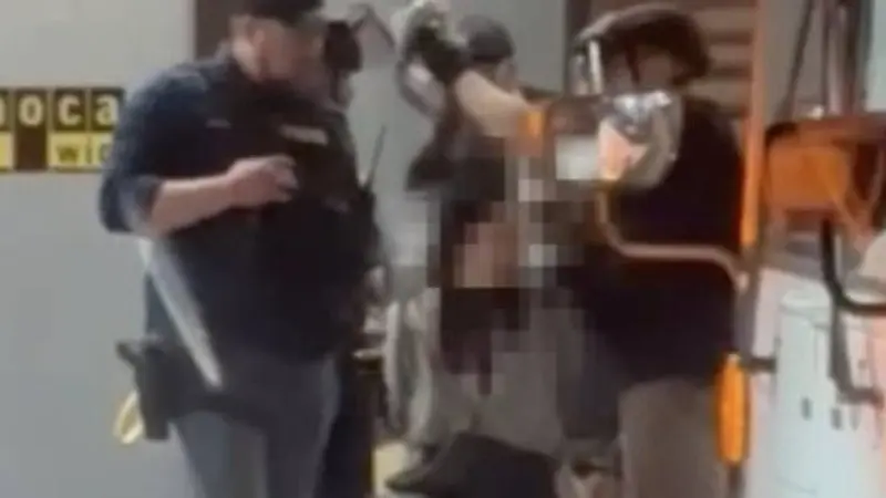 Wanita --diblur untuk melindungi privasi-- dalam video yang hijabnya dibuka saat ditangkap polisi dari pembubaran demo pro-Palestina di Arizona State University [ASU]. (X@DaveBiscobing15)