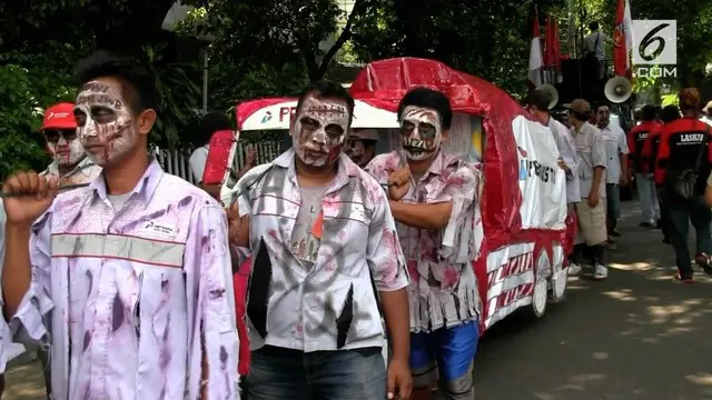 Demo buruh Pertamina diwarnai dengan aksi teatrikal. Mereka menggunakan kostum zombie, sebagai lambang ketsengsaraan.