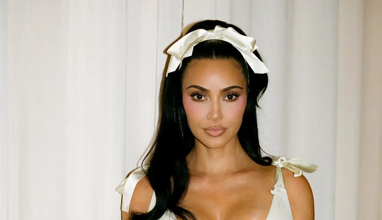 Aksen bando dengan pita menambah semarak penampilan. [Foto: Instagram/ kim Kardashian]