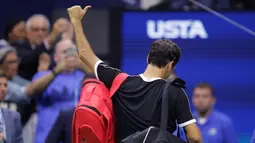 Petenis Roger Federer mengacungkan jempolnya saat berjalan keluar lapangan usai kalah dari Grigor Dimitrov pada perempat final turnamen tenis AS Terbuka 2019 di New York, Amerika Serikat, Selasa (3/9/2019). Dimitrov menang 3-6, 6-4, 6-3, 6-4, 6-2. (AP Photo/Charles Krupa)