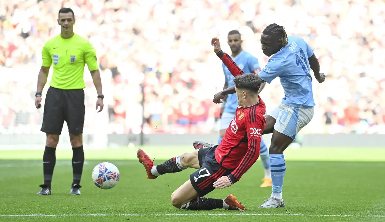 Man City lantas merespons di babak kedua, tapi hanya bisa memperkecil ketinggalan melalui gol Jeremy Doku di menit ke-87. (JUSTIN TALLIS / AFP)