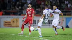 Pemain PSBS Biak, Beto Goncalves mencetak gol pertama timnya ke gawang Semen Padang pada laga leg kedua final Pegadaian Liga 2 2023/2024 di Stadion GOR Haji Agus Salim, Padang, Sabtu (9/3/2024). (Bola.com/Bagaskara Lazuardi)