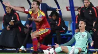 Striker Portugal, Cristiano Ronaldo, dan Gelandang  Andorra, Victor Rodriguez, melakukan protes kepada wasit pada laga kualifikasi Piala Dunia 2018 di Stadion Municipal, Sabtu (7/10/2017). Portugal menang 2-0 atas Andorra. (AFP/Pascal Pavani)