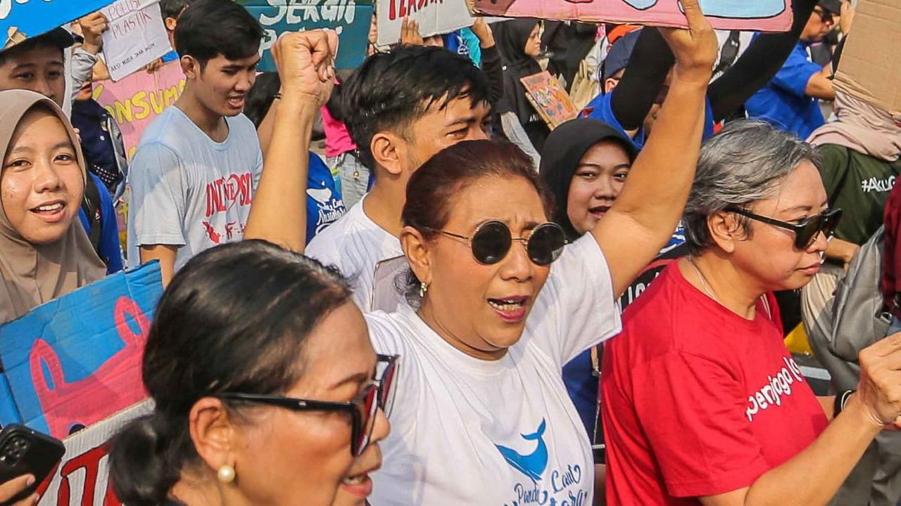 Di lokasi, Susi Pudjiastuti mengajak masyarakat untuk memerangi pemakaian plastik sekali pakai.