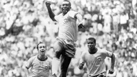 Pele (tengah) bersama Tostao (kiri) dan Jairzinho (kanan) menjadi andalan Brasil pada Piala Dunia 1970. (dok. Sportskeeda)