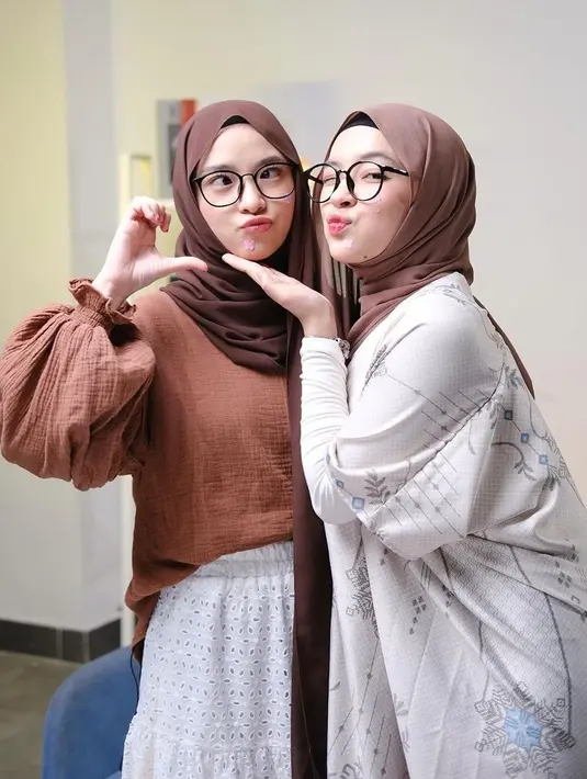 Namun, yang menjadi sorotan dalam unggahan tersebut yakni penampilan Eca Aura dalam balutan hijab. [@nissa_sabyan]