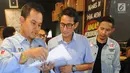 Cawapres 02 Sandiaga Uno saat meninjau relawan yang melakukan penghitungan C-1 di Insomniak Caffe and Lounge di Jalan Tarumanegara, Ciputat Timur, Tangerang Selatan, Kamis (25/4). Sandi menyebut, untuk sementara, data C1 yang masuk di relawan Ruang Sandi sudah 60%. (merdeka.com/Arie Basuki)