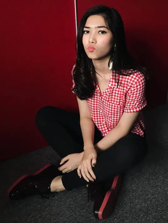 Setuju kan kalau gaya Isyana itu simple banget saat di belakang panggung? Ini contohnya, ia mengenakan kemeja bermotif kotak-kotak kecil yang berwarna merah putih yang dipadukan dengan celana hitam. (Instagram/isyanasarasvati)