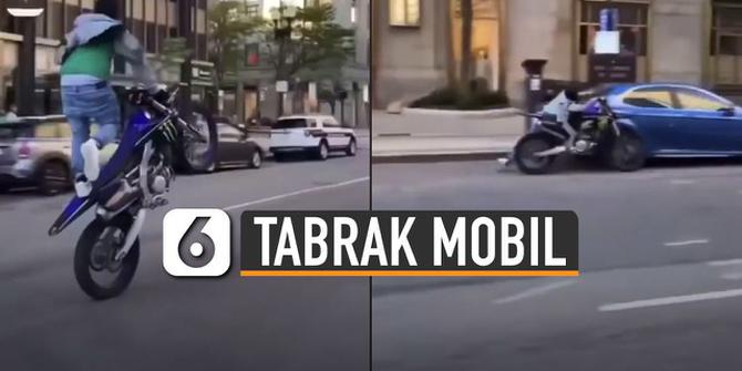 VIDEO: Duh, Pemotor Atraksi di Jalan Tabrak Mobil Sedang Parkir