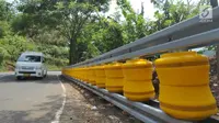 Teknologi roller barrier terpasang di tanjakan letter S Kampung Bantarselang, Kecamatan Cikidang, Kabupaten Sukabumi, Minggu (6/1). Teknologi pembatas jalan untuk menekan angka kecelakaan ini diadopsi dari Korea Selatan. (Merdeka.com/Arie Basuki)