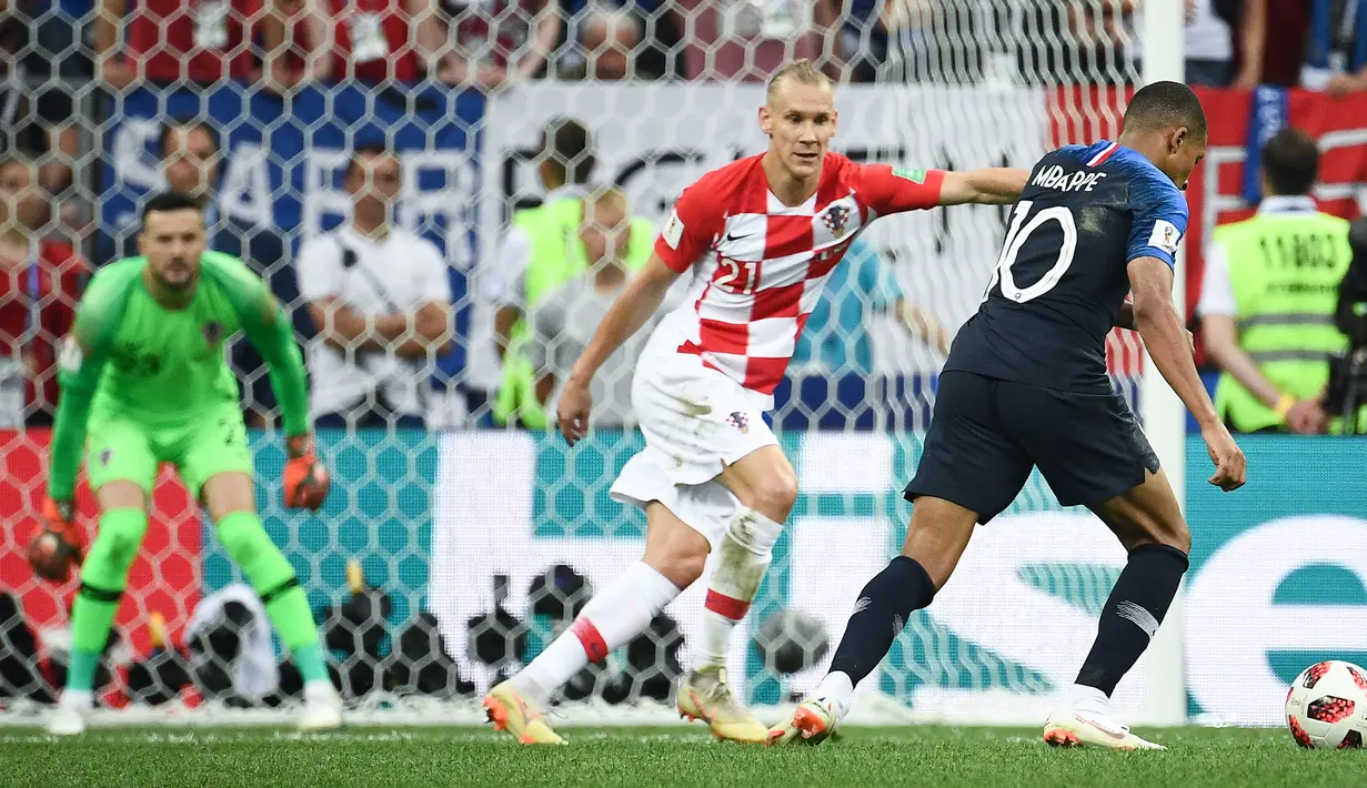 Striker timnas Prancis Kylian Mbappe (kanan) bersiap untuk menendang bola ke gawang Kroasia pada pertandingan final Piala Dunia 2018 di Stadion Luzhniki, Moskow (15/7). Kylian Mbappe mencetak gol keempat pada menit ke-65. (AFP PHOTO / Franck Fife)