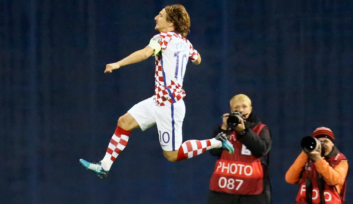 Pemain Kroasia, Luka Modric merayakan gol ke gawang Yunani pada leg pertama playoff Piala Dunia 2018 di Stadion Maksimir, Zagreb, Jumat (10/11). Kroasia memperbesar peluangnya untuk lolos ke putaran final usai menang 4-1. (AP/Darko Bandic)