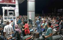 FOTO: Antrean Panjang BBM Warnai Pemulihan Pascabanjir di Sumut dan Aceh